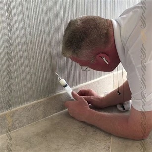 ابزارهای نصب کاغذ دیواری؛ سرنگ چسب